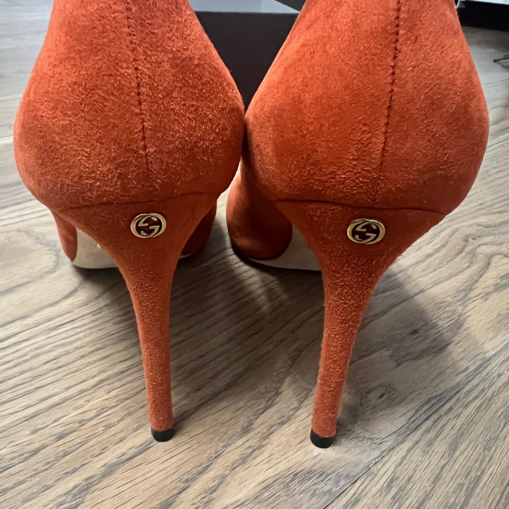 Gucci suede pumps like new